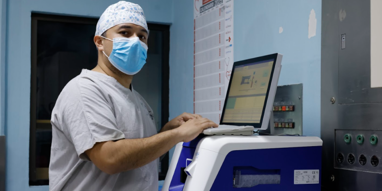 El Rotem Sigma llega a innovar la atención a pacientes en el Hospital General San Juan de Dios. (Foto: Alex Jacinto)