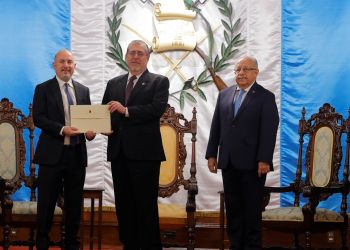 Presidente Bernardo Arévalo recibe cartas credenciales de seis embajadores