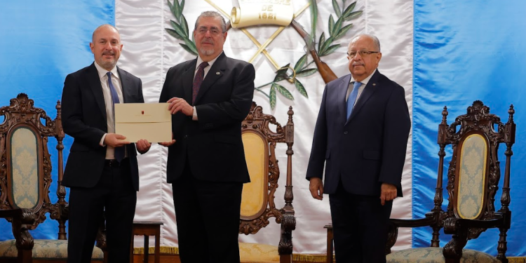 Presidente Bernardo Arévalo recibe cartas credenciales de seis embajadores