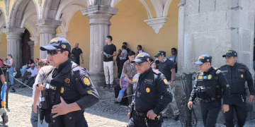 Acompañamiento de la PNC en zona turística de Antigua Guatemala. / Foto: Mingob.