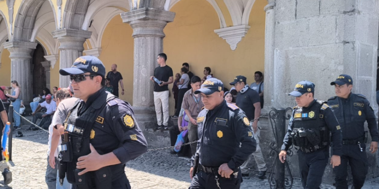 Acompañamiento de la PNC en zona turística de Antigua Guatemala. / Foto: Mingob.