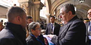 Presidente Bernardo Arévalo participó en las honras fúnebres a los agentes de la PNC caídos en el cumplimiento del deber. (Foto: Álvaro Interiano)