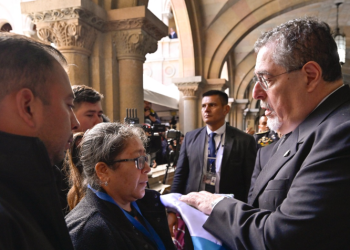 Presidente Bernardo Arévalo participó en las honras fúnebres a los agentes de la PNC caídos en el cumplimiento del deber. (Foto: Álvaro Interiano)