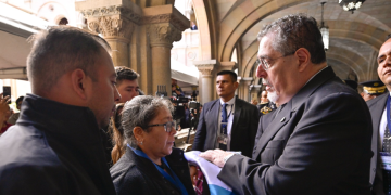 Presidente Bernardo Arévalo participó en las honras fúnebres a los agentes de la PNC caídos en el cumplimiento del deber. (Foto: Álvaro Interiano)