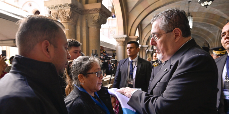 Presidente Bernardo Arévalo participó en las honras fúnebres a los agentes de la PNC caídos en el cumplimiento del deber. (Foto: Álvaro Interiano)