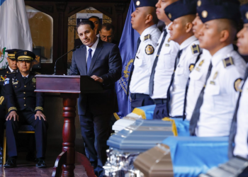 Ministro de Gobernación Marco Antonio Villeda en honras fúnebres de agentes de la PNC / Foto: Alex Jacinto.