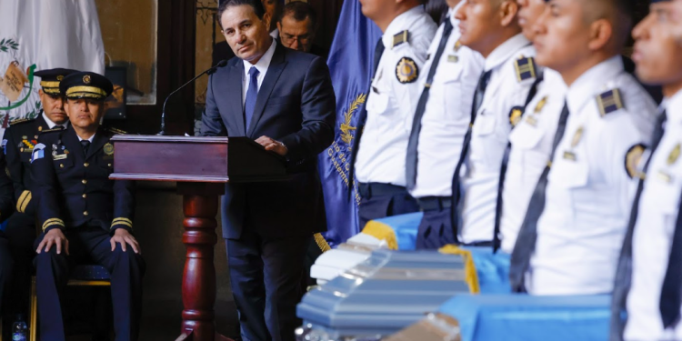 Ministro de Gobernación Marco Antonio Villeda en honras fúnebres de agentes de la PNC / Foto: Alex Jacinto.