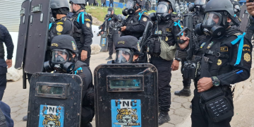 Fuerzas de seguridad, restableciendo el control en un centro carcelario. / Foto: Mingob.