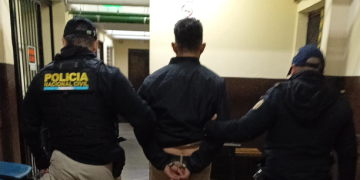 El detenido fue identificado como Gerson Vinicio Damián Juárez, de 41 años, señalado de pertenecer a la estructura criminal Mara Salvatrucha con el rango de gatillero y sicario. / Foto: PNC