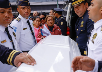 Familiares dan su último adiós a agentes policiales caídos./Foto: Álex Jacinto.