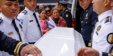 Familiares dan su último adiós a agentes policiales caídos./Foto: Álex Jacinto.