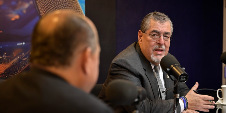 El presidente Bernardo Arévalo en entrevista en Radio Cadena Sonora, habla sobre la construcción de dos nuevas cárceles.