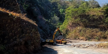 Retoman labores de limpieza en ruta Palín-Santa María de Jesús./Foto: Caminos.