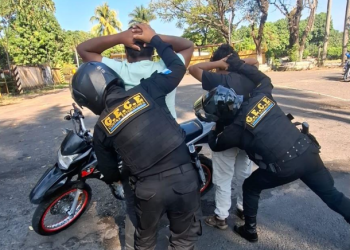 Durante los 30 días de vigencia del estado de sitio, la ciudadanía observará mayor presencia policial y militar en calles, allanamientos, revisiones y capturas. / Foto: PNC