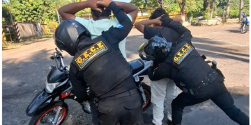 Durante los 30 días de vigencia del estado de sitio, la ciudadanía observará mayor presencia policial y militar en calles, allanamientos, revisiones y capturas. / Foto: PNC