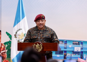 Ministro de la Defensa Henry Saenz participa en La Ronda, en la que expone que el Ejército apoya en la seguridad interior y vigilancia en cárceles. Foto: Analí Camey