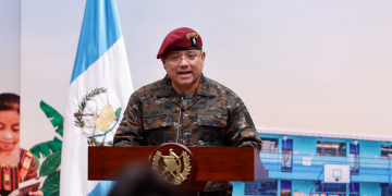 Ministro de la Defensa Henry Saenz participa en La Ronda, en la que expone que el Ejército apoya en la seguridad interior y vigilancia en cárceles. Foto: Analí Camey