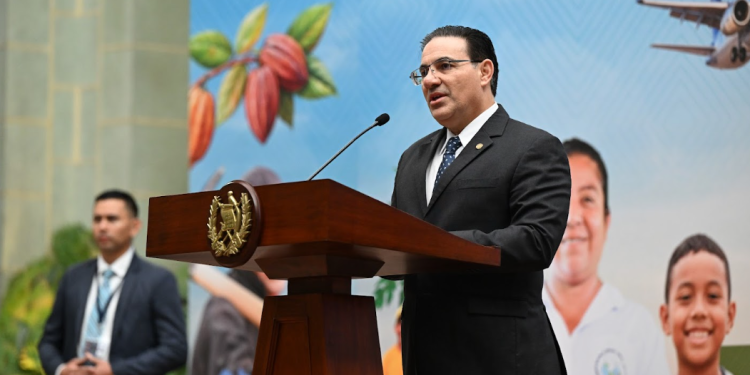 Ministro Marco Antonio Villeda, participa en la ronda. / Foto: Byron de la Cruz.