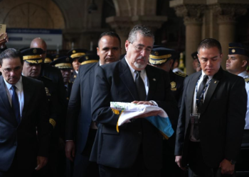 Presidente entrega banderas a las familias de los agentes fallecidos. / Foto: Mingob