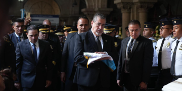 Presidente entrega banderas a las familias de los agentes fallecidos. / Foto: Mingob