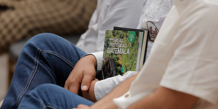 Guía “Viaje por las áreas protegidas de Guatemala”./Foto: Gilber García.