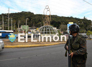 En el marco del estado de sitio, PNC y Ejército realizó operativos conjuntos en colonia El Limón zona 18. / Foto: Byron de la Cruz