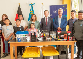 Vicepresidenta Karin Herrera participa en la entrega de kits para Clubes de Ciencias. (Foto: Gobernación Departamental de Chiquimula)