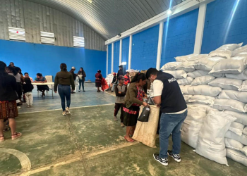 Entrega de raciones de alimentos a familias. / Foto: MAGA