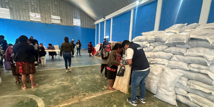 Entrega de raciones de alimentos a familias. / Foto: MAGA
