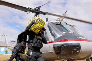 Campo de maniobras de la PNC recibe dos cargamentos de cocaína decomisada. / Foto: Gilber García.