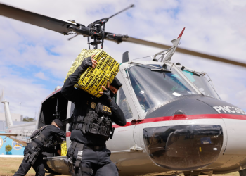 Campo de maniobras de la PNC recibe dos cargamentos de cocaína decomisada. / Foto: Gilber García.