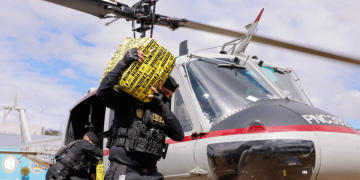 Campo de maniobras de la PNC recibe dos cargamentos de cocaína decomisada. / Foto: Gilber García.
