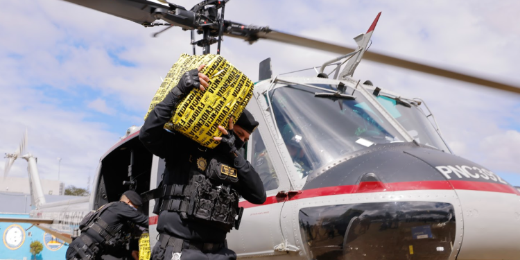 Campo de maniobras de la PNC recibe dos cargamentos de cocaína decomisada. / Foto: Gilber García.