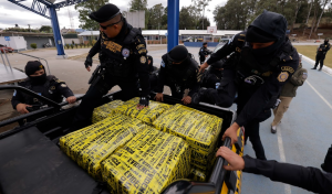 En total, la operación dejó como resultado 4 mil 169 paquetes incautados, con un peso acumulado de 4 mil 927 kilogramos de cocaína. / Foto: Gilber García