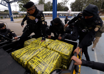 En total, la operación dejó como resultado 4 mil 169 paquetes incautados, con un peso acumulado de 4 mil 927 kilogramos de cocaína. / Foto: Gilber García