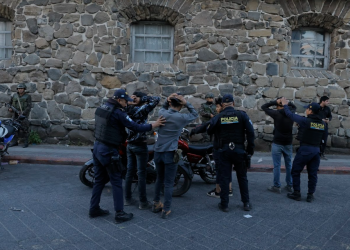 Durante la jornada, se llevaron a cabo patrullajes a pie y a motor, además de la instalación de puestos de control y registro en diferentes puntos del municipio.. / Foto: Alex Jacinto