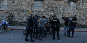 Durante la jornada, se llevaron a cabo patrullajes a pie y a motor, además de la instalación de puestos de control y registro en diferentes puntos del municipio.. / Foto: Alex Jacinto