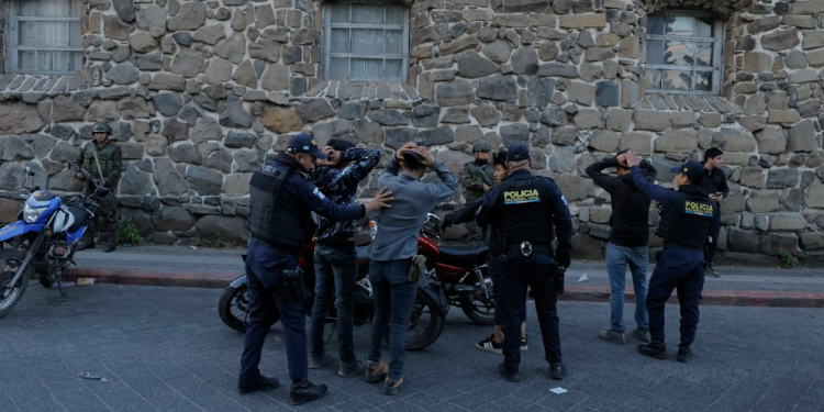 Durante la jornada, se llevaron a cabo patrullajes a pie y a motor, además de la instalación de puestos de control y registro en diferentes puntos del municipio.. / Foto: Alex Jacinto