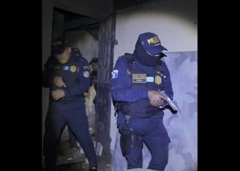 Agentes de la Comisaria 14 se adentraran a vivienda conocida como, casa del terror. / Foto: PNC