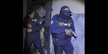 Agentes de la Comisaria 14 se adentraran a vivienda conocida como, casa del terror. / Foto: PNC