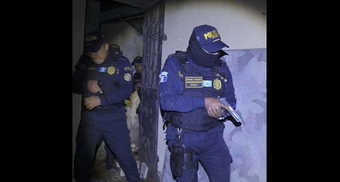 Agentes de la Comisaria 14 se adentraran a vivienda conocida como, casa del terror. / Foto: PNC
