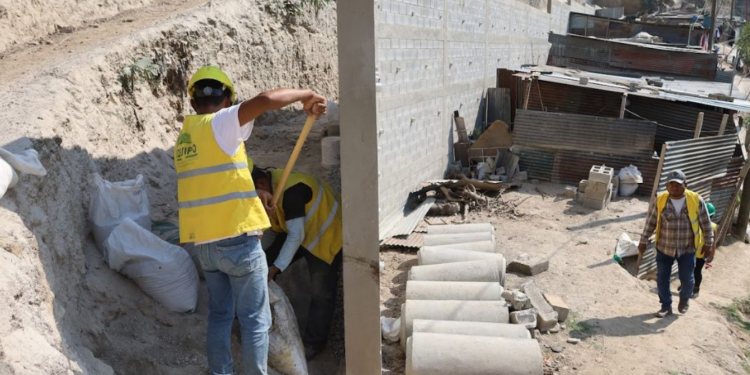 Udevipo construye muros de contención en asentamientos./Foto: Udevipo.