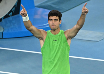 Alcaraz firma una tarde histórica en en Australian Open