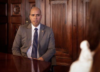 El viceministro de Antinarcóticos, Víctor Cruz, conversa sobre la incautación de 4.9 kilos de cocaína y la cooperación para la lucha contra el narcotráfico. / Foto: Dickens Zamora