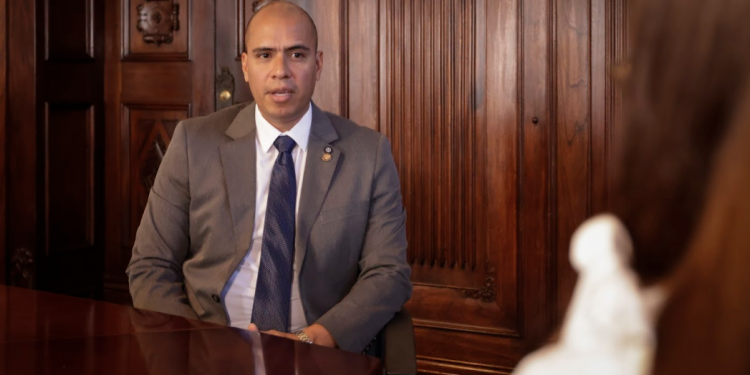 El viceministro de Antinarcóticos, Víctor Cruz, conversa sobre la incautación de 4.9 kilos de cocaína y la cooperación para la lucha contra el narcotráfico. / Foto: Dickens Zamora