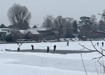 Algunas personas patinan sobre el hielo en un brazo del río Danubio, que se congeló a causa del frío extremo.