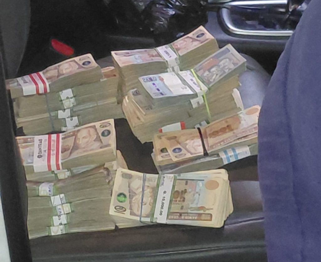 La PNC decomisa 350 mil quetzales que transportaban en un picop en Sacatepéquez.