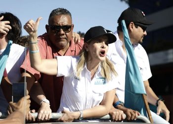 De acuerdo con sondeo, la candidata oficialista Laura Fernández se perfila como ganadora en primera vuelta con el 44 % de los votos.