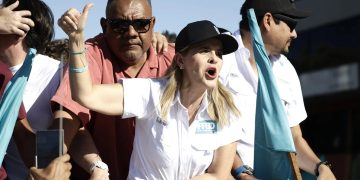 De acuerdo con sondeo, la candidata oficialista Laura Fernández se perfila como ganadora en primera vuelta con el 44 % de los votos.