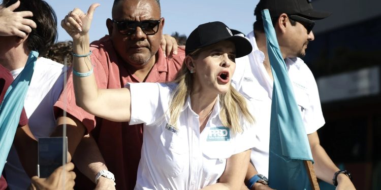 De acuerdo con sondeo, la candidata oficialista Laura Fernández se perfila como ganadora en primera vuelta con el 44 % de los votos.